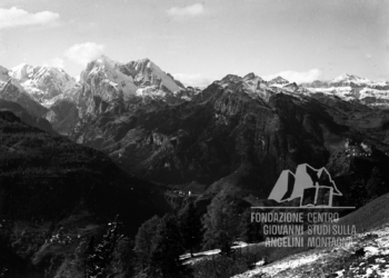 Laste, Caracoi, la Val Pettorina e la Marmolada dal Belvedere di Colle Santa Lucia. Anni '30.
